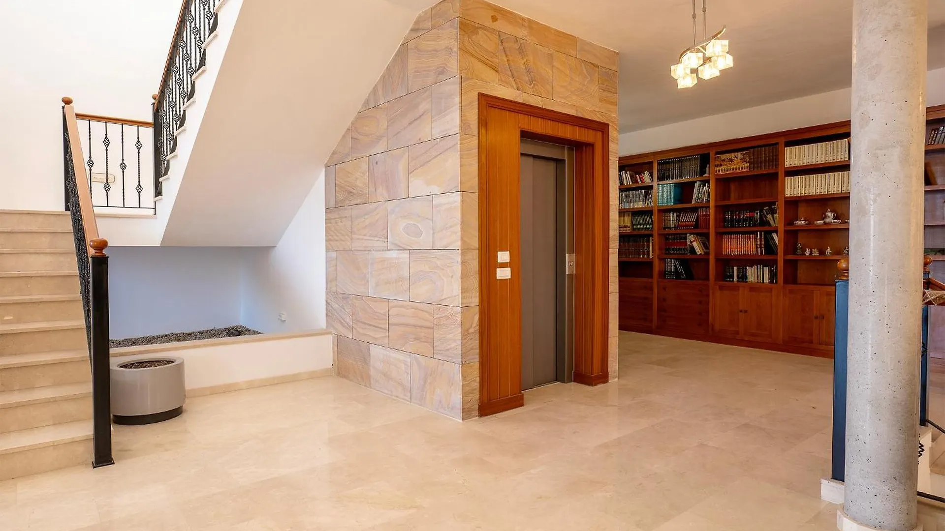 Villa Dictador 사우살 0*,  스페인